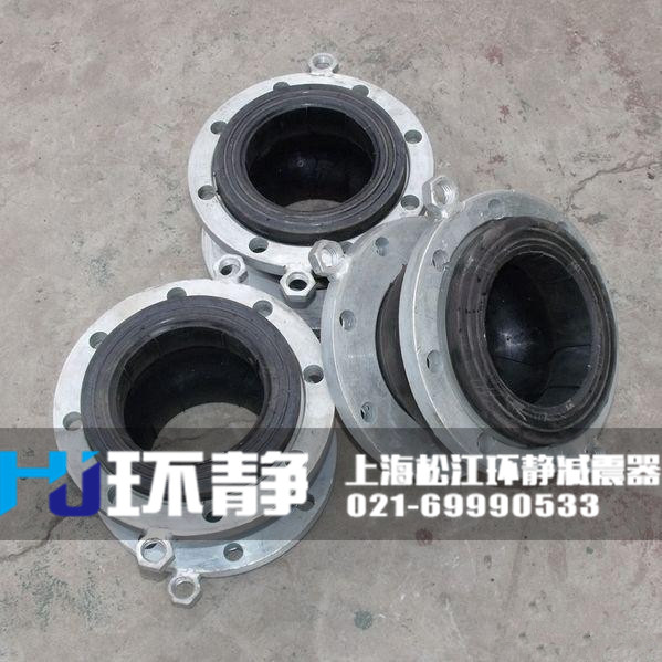 北京市朝陽(yáng)區(qū)<a href=http://www.duwenxiang.com/products/xiangjiaojietou/function/180.html target=_blank class=infotextkey>耐油<a href=http://www.duwenxiang.com target=_blank class=infotextkey>橡膠接頭</a></a>的實(shí)際安裝圖 /></p>要的外事活動(dòng)區(qū)。<br />北京市朝陽(yáng)區(qū)橡膠接頭是一種高彈性、高氣密性，耐介質(zhì)性和耐氣候性的管道接頭。 橡膠接頭采用多層次球體結(jié)構(gòu)，吸振能力強(qiáng)，減振降噪效果好；能承受較高的工作壓力，抗爆力大，彈性足；對(duì)壓縮、拉伸、扭轉(zhuǎn)變形能較好的起到位移補(bǔ)償作用。
北京市朝陽(yáng)區(qū)橡膠接頭的分類(lèi)方式
1、北京市朝陽(yáng)區(qū)橡膠接頭按連接方式分松套法蘭式、固定法蘭式和螺紋式3種。
2、北京市朝陽(yáng)區(qū)橡膠接頭按結(jié)構(gòu)可分為單球體、雙球體、異徑體、彎球體及風(fēng)壓盤(pán)管等5種。
北京市朝陽(yáng)區(qū)橡膠接頭由內(nèi)外層膠、簾布層和鋼絲圈組成管狀橡膠件，經(jīng)硫化成型后再與金屬法蘭或平行接頭松套組合而成。橡膠接頭可降低振動(dòng)及噪聲，并可對(duì)因溫度變化引起的熱脹冷縮起補(bǔ)償作用，廣泛應(yīng)用于各種管道系統(tǒng)。
北京市朝陽(yáng)區(qū)橡膠接頭在利用橡膠的基礎(chǔ)上，其特性與橡膠接頭一樣具有彈性、高氣密性、耐介質(zhì)性、耐候性和耐輻射性等有點(diǎn)，采用高強(qiáng)度、冷熱穩(wěn)定性強(qiáng)的聚酯簾子布斜交與之復(fù)合后，經(jīng)過(guò)高壓、高溫模具硫化而成。管道必須有固定支撐或固定托架，固定托架的力必須大于軸向力。垂直安裝和架空安裝時(shí)產(chǎn)品兩端需安裝相應(yīng)的固定支架和受力支架，以防止工作受壓后拉脫。
橡膠接頭主體采用極性橡膠，能較好地耐熱、耐油、耐腐、耐酸、耐老化。橡膠接頭廣泛應(yīng)用于各類(lèi)建筑、廠礦、化工、石油等行業(yè)的水暖通風(fēng)管道，給水排水和循環(huán)水管道、冷凍管道、防腐管道、消防、壓縮機(jī)管道。以及實(shí)驗(yàn)室、研究所、船舶、艦艇等設(shè)施上，用來(lái)防護(hù)和治理系統(tǒng)管道工程隔振降噪，位移補(bǔ)償。
環(huán)靜<a href=http://www.jianzhenqi.xin target=_blank class=infotextkey>減震器</a>管道設(shè)備有限公司專(zhuān)業(yè)生產(chǎn)橡膠接頭，有著豐富的經(jīng)驗(yàn)，優(yōu)良的設(shè)備，歡迎您的選購(gòu)。環(huán)靜管道作為專(zhuān)業(yè)的<a href=http://www.duwenxiang.com target=_blank class=infotextkey>橡膠接頭廠家</a>，生產(chǎn)和供應(yīng)橡膠接頭型號(hào)有三十多種，并且橡膠接頭規(guī)格齊全，從而能夠?yàn)槎喾N管道口徑的安裝環(huán)境做配套。歡迎大家來(lái)電咨詢(xún)和選購(gòu)，聯(lián)系電話(huà)021-69990533.<h3>零部件材料</h3>
<table cellspacing=